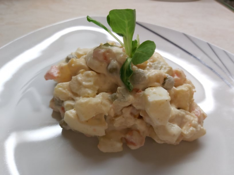 Najchutnejší vianočný zemiakový šalát na zdravý spôsob, vyskúšaný recept