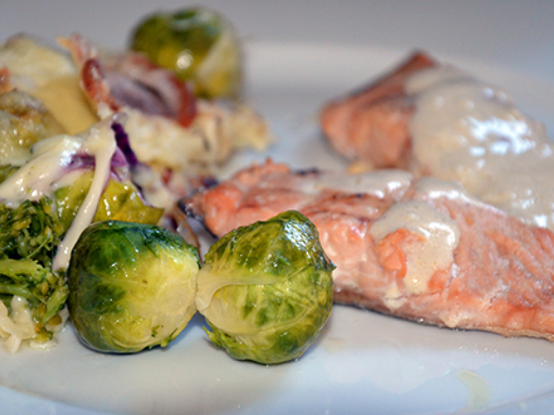 Šťavnatý losos s ružičkovým kelom na slanine - úžasný recept