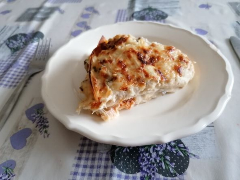 Zapečená tortilla plnená bešamelovou omáčkou s mäsom