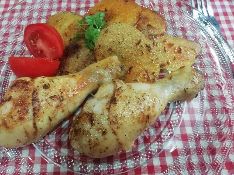 Skvelé kuracie stehná so zemiakmi pečené na panvici, jednoduchý RECEPT