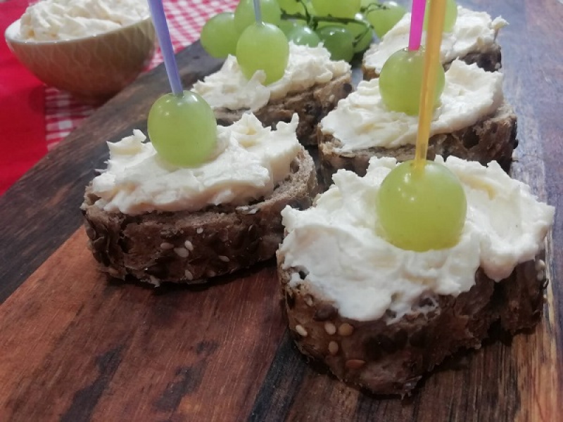 Najlepšia syrovo cesnaková nátierka, obľúbený RECEPT