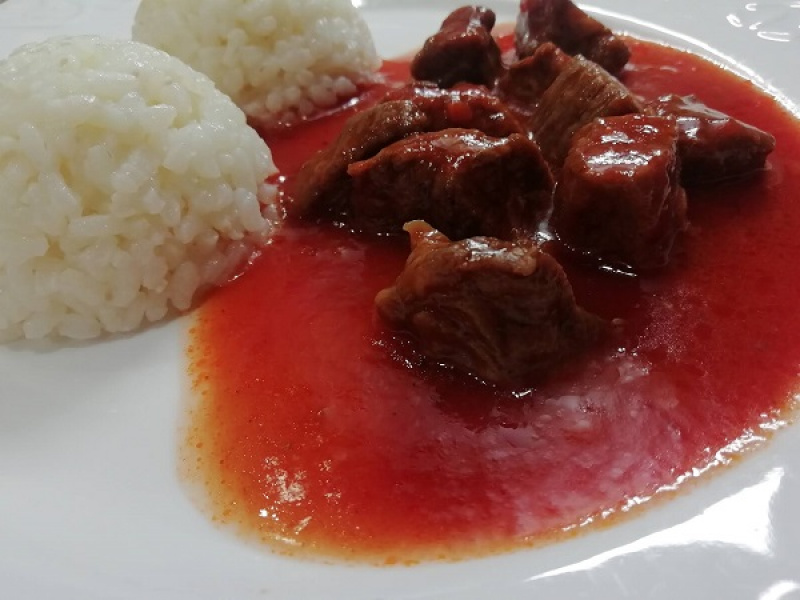 Skvelé hovädzie kocky v paradajkovej omáčke. obľúbený RECEPT