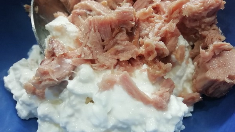 1. Do misky pridáme tuniaka z konzervy a cottage cheese. Ak zvolíme tuniaka v oleji, olej zlejeme, aby nebol šalát mastný.