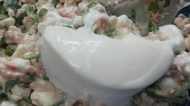 3. Do šalátu môžeme pridať na zjemnenie hustý biely jogurt či kyslú smotanu, môžeme aj vynechať. Šalát bude lahodnejší.