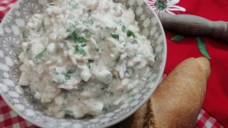 5. Fit šalát s medvedím cesnakom je vhodné zachladiť, aby prešli všetky chute. A môžeme podávať. Chutí naozaj fantasticky.