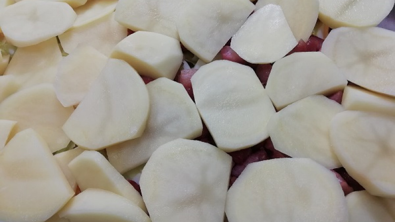4. Pokračujeme druhou polovicou pripravených zemiakov. Zemiaky opäť jemne osolíme, okoreníme. Francúzske zemiaky sú typické tým, že sa jednotlivé vrstvy prekladajú. Môžeme ich pripraviť podľa svojej chuti, čo máme doma.