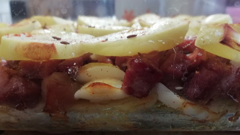 6. Predpečené zemiaky už teraz vyzerajú lákavo. Ak nemáme pór, ale máme cibuľu, môžeme ju pokojne orestovať. Pridať môžeme aj inú obľúbenú zeleninu, napr. zelený hrášok alebo orestovanú nastrúhanú mrkvu, ale aj petržlen. 