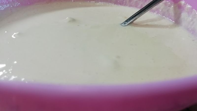 7. Pripravíme si smotanovú zálievku. V našom recepte som zvolila kyslú smotanu. Môžeme však použiť aj šľahačkovú smotanu, ale aj biely jogurt. Mlieko, smotanu a vajcia spolu vymiešame, dochutíme soľou, aj čiernym korením.
