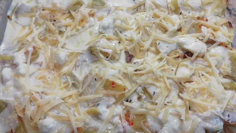 8. Do zálievky som nakrájala aj jednu mozzarellu (môžeme ju vynechať). Na predpečené zemiaky vylejeme smotanovú zálievku, na ktorú nastrúhame ešte ďalší obľúbený syr (eidam, gouda, mozzarella), ktorý urobí chutnú kôrku.