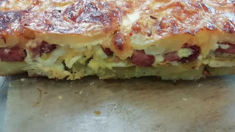 9. Takto pripravené francúzske zemiaky ďalej pečieme pri teplote 180 oC približne 40 minút (podľa potreby) dozlatista. Získajú nielen nádhernú farbu, vo vnútri budú aj úžasne šťavnaté. Opečený pór a šunka im dodajú skvelú chuť. 