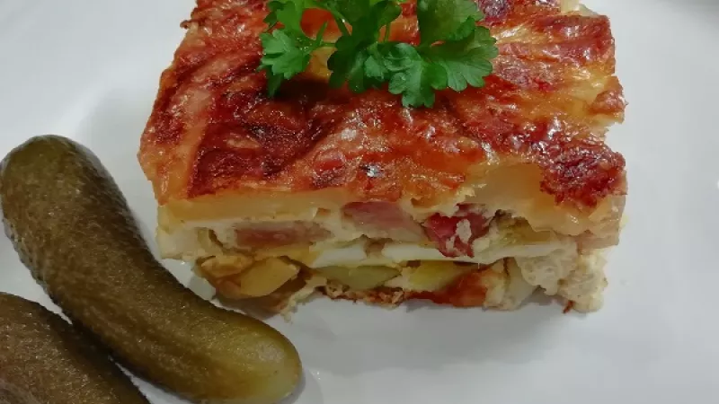 10. Domáce francúzske zemiaky podávame s kyslou uhorkou, kapustovým alebo iným zdravým zeleninovým šalátom. Ak obľubujeme kyslú kapustu, môžeme ju na cibuľke zľahka orestovať. Je to vynikajúca príloha plná vitamínu C.