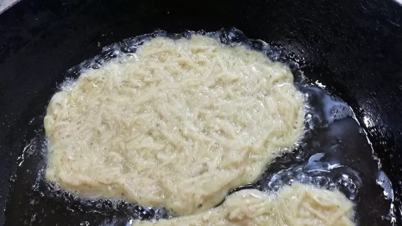 6. Lyžicou urobíme na panvicu kôpku, ktorú rozotrieme do placky.