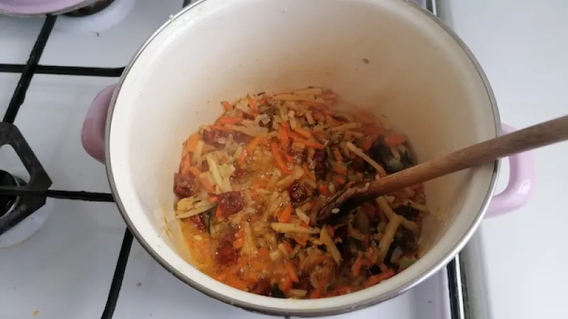 1. Cibuľu nakrájame na drobné kocky, posmažíme na oleji. Odporúčame dať soľ už do smaženia cibule, pustí si tak šťavu a posmaží sa rovnomerne. 