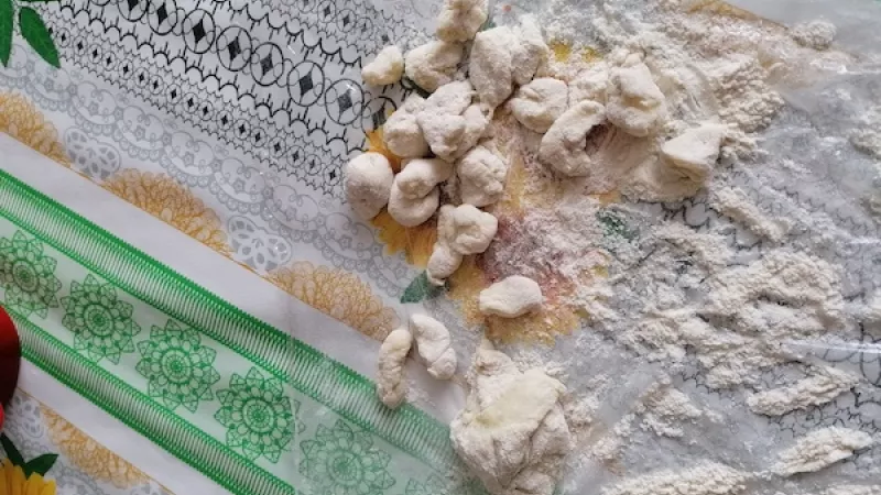 3. Nasleduje pridanie závarky. Ak vám zostalo cesto z pagáčov alebo koláčov či iného pečiva, hodí sa ako výborná závarka namiesto kupovanej cestoviny. Ak nie, nič sa nedajte, pokojne vysypte časť menšieho druhu cestovín. Len pozor na ich rozvarenie.