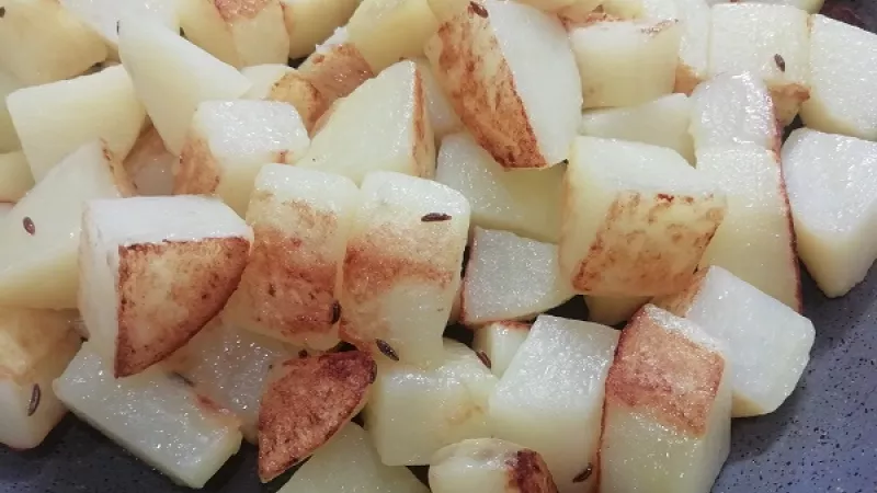 1. Zemiaky ošúpeme, umyjeme, osušíme, nakrájame na malé kocky. Na kvalitnejšiu panvicu pridáme olej, rozohrejeme, pridáme zemiaky, rascu a soľ. 