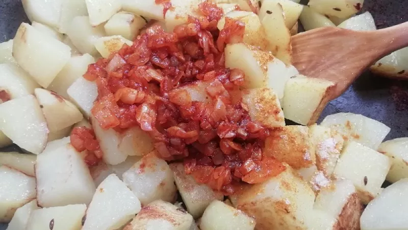 3. Takto pripravenú cibuľu pridáme k jemne opečeným zemiakom. Premiešame. Keď si zemiaky do granadíru opečieme spolu s cibuľou, získajú na chuti.