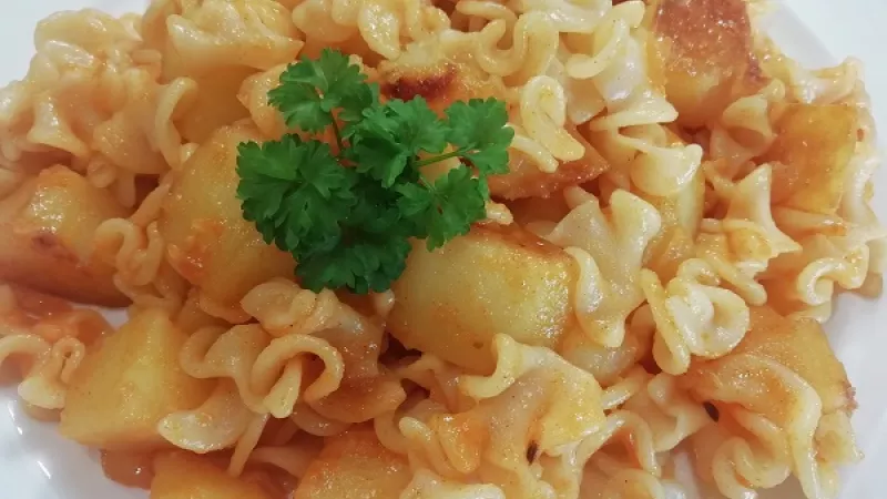 Granadiersky pochod podávame najlepšie hneď teplý. Výborne chutí s kyslou uhorkou alebo kapustovým šalátom. Môžeme pridať petržlenovú vňať.