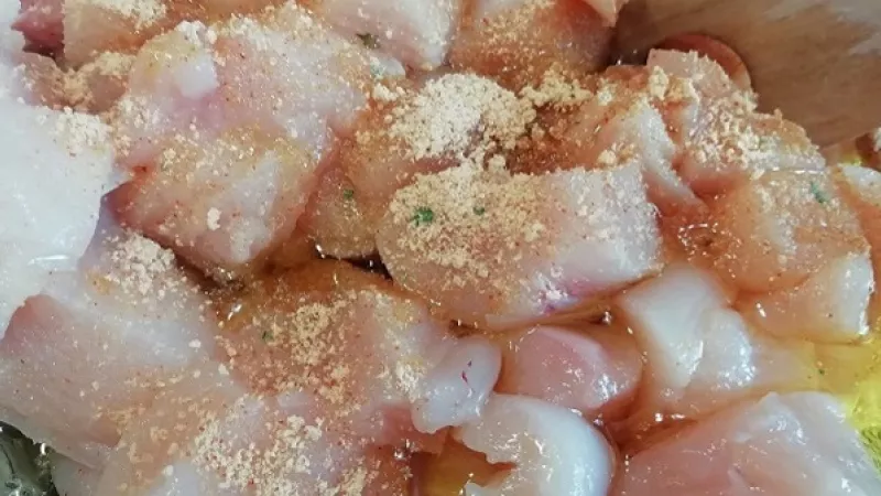2. Mäso uložíme do chladu aspoň na jednu hodinu, najlepšie však cez noc, aby mäsko prešlo po korení. Kvalitnejšiu panvicu rozohrejeme. Keď je už rozpálená, pridáme marinované kúsky kuracích pŕs.