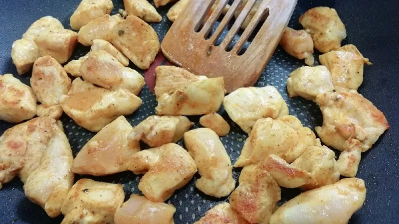 3. Mäso prudko opekáme - grilujeme z každej strany, pokiaľ nebude mať červenkastú farbu. Keď je opečené z každej strany, máme hotovo. Na opekanie kuracieho mäsa nám postačí naozaj iba zopár minút.
