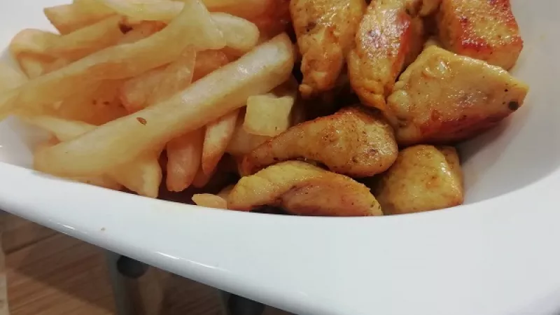 Tip Dobrej kuchyne: Namiesto kuracích pŕs môžeme zvoliť aj morčacie prsia. Postup je rovnaký, morčacie kocky sú tiež veľmi chutné.
Dobrú chuť želáme.