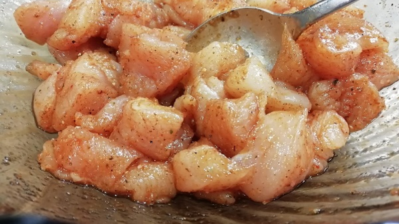 1. Kuracie prsia umyjeme, osušíme, odblaníme a nakrájame na kocky. Do oleja pridáme korenie podľa chuti, premiešame, vložíme mäso, opäť premiešame. 