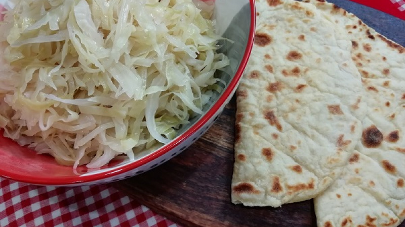 Tip Dobrej kuchyne: Dusená hlávková kapusta chutí najlepšie na druhý deň, keď prejdú všetky chute. Je veľmi dôležité ju správne dochutiť, doladiť správnu sladkosť a kyslosť.
Dobrú kapustovú chuť.