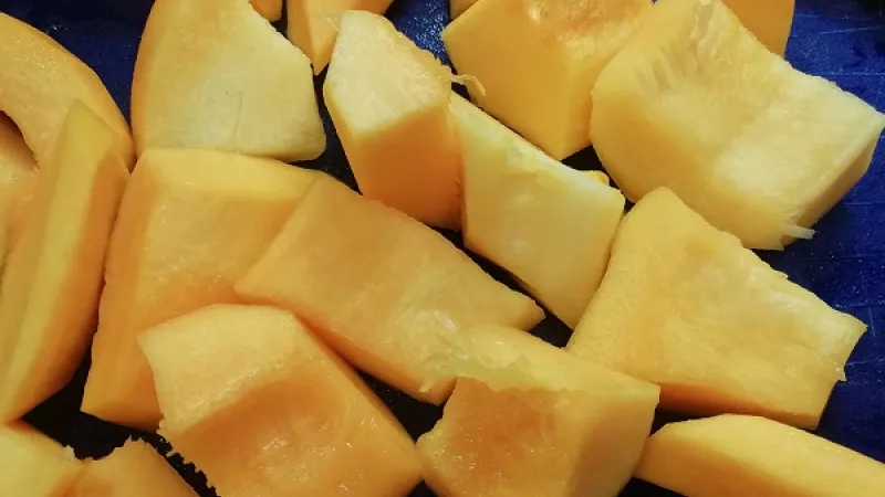 2. Tekvicu Hokkaido šúpať nemusíme, pretože práve v šupke je najviac vitamínov a živín. Tepelnou úpravou šupka zmäkne. Tekvicu nakrájame na kocky.