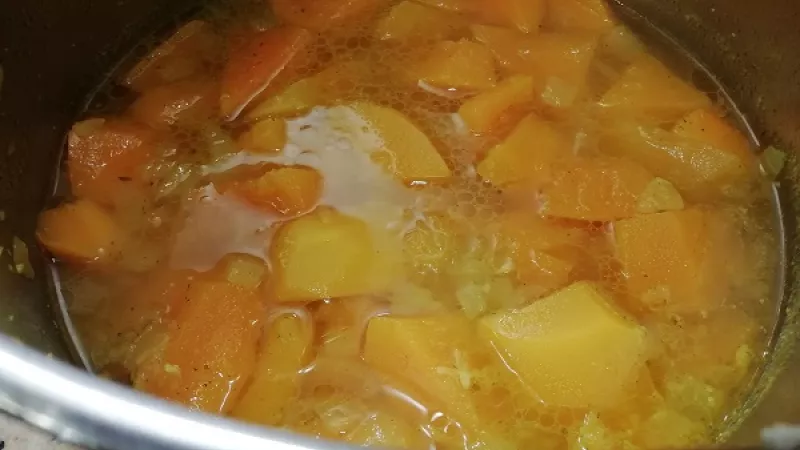 5. Zeleninu premiešame, cesnak krásne zavonia. Všetko zalejeme vriacou vodou podľa potreby. Môžeme pridať bujón. Voda by mala byť 2 cm nad kúskami tekvice.