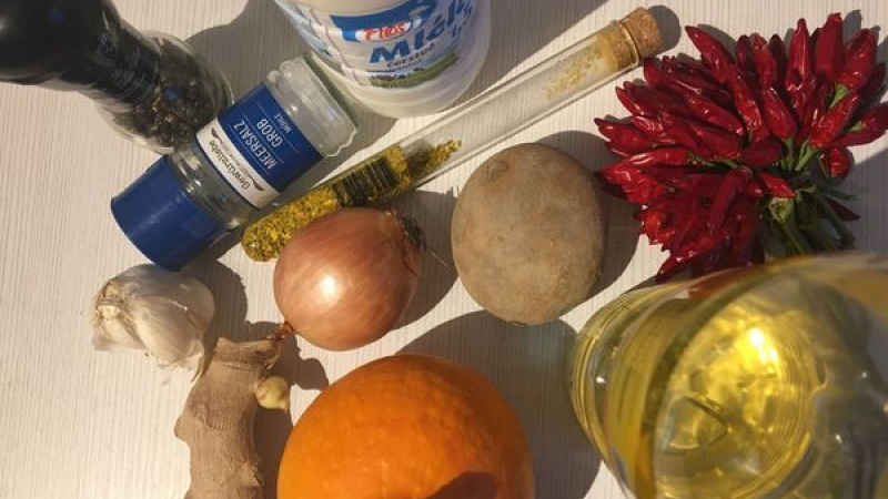 Hokkaido so zázvorom - ingrediencie (4 porcie) 1 hokkaido tekvica, ¾ litra vývaru, 1 cibuľa, Cca 2-3 cm zázvoru, 1 chilli , 1.5 dl mlieka, 1 zemiak, 2 strúčiky cesnaku, soľ, štipka mletého čierneho korenia,  hrsť bazalky, trochu slnečnicového oleja.