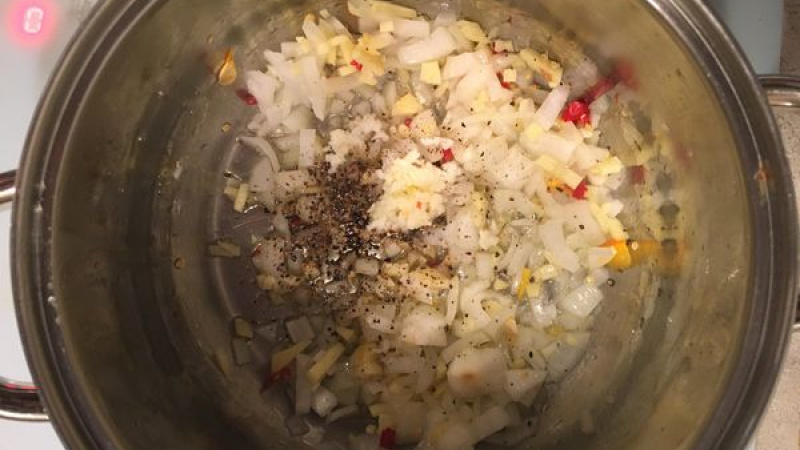 2. Očistíme si cibuľu a nakrájame ju na malé kocky. Zo zemiaka oškrabeme šupku a takisto pokrájame na menšie kusy.