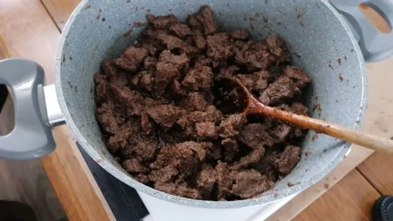 3. Nasledujú korenia: čierne, nové, aj rasca. Dáme na mäso ešte trochu soli, podľa potreby. Opekáme ho, až kým sa všetka šťava, ktorú hovädzie pustilo, neodparí a nezostane na spodku hrnca číri tuk.  