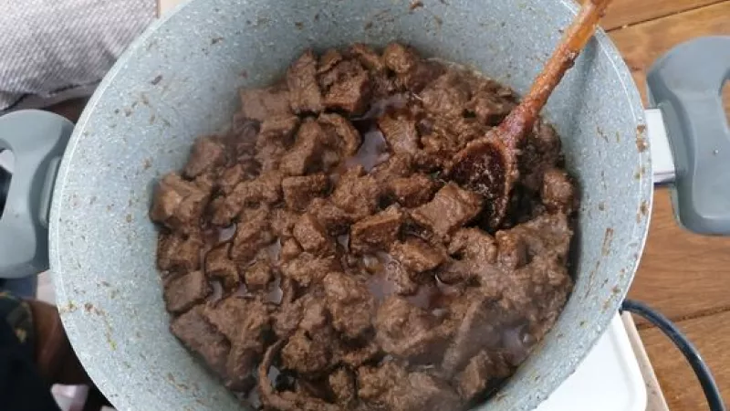 4. Až teraz mäso zalejeme vodou a dusíme pod pokrievkou zhruba hodinu a pol. Prípadne aj viac - podľa potreby, aby bolo mäkké. 