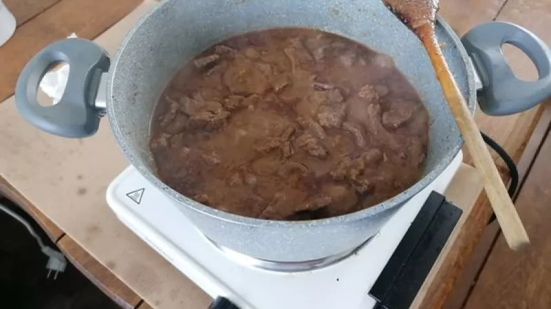 5. Na záver ešte šťavu zahustíme dvomi lyžicami múky (predtým sme si ju dôkladne  vymiešali s vodou, aby nám nevznikli hrčky). Necháme krátko prevrieť. Perklet ochutnáme a podľa potreby ešte dochutíme.
