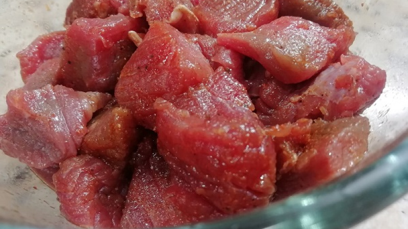 1. Hovädzie mäso podľa výberu (hovädzie predné alebo zadné) umyjeme, osušíme, nakrájame na menšie kocky. Mäsko dochutíme korením, okrem soli. Solíme až nakoniec.