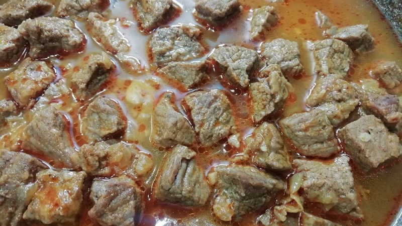 4. Cesnak môžeme aj roztlačiť, nakrájať nadrobno. Spolu premiešame, chvíľu podusíme, cesnak zavonia. Mäso podlejeme trochou horúcej vody a kocky dusíme do polomäkka.