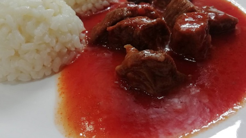 7. Paradajkovú omáčku ešte dochutíme aj cukrom, prípadne soľou, aby mala požadovanú chuť. A môžeme podávať. Mäsko výborne ladí s knedľou, ryžou, zemiakmi, cestovinami.