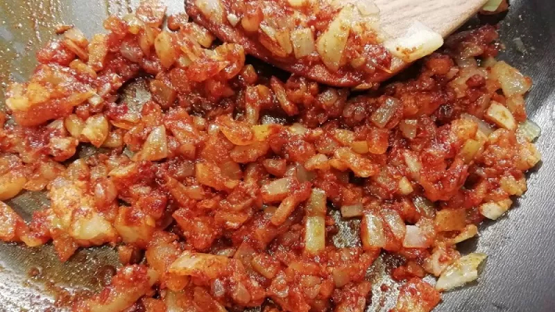 5. Cibuľu očistíme, nakrájame nadrobno. Na masle (oleji) ju orestujeme do sklovita, pridáme roztlačený cesnak. Nakoniec primiešame  mletú červenú papriku.