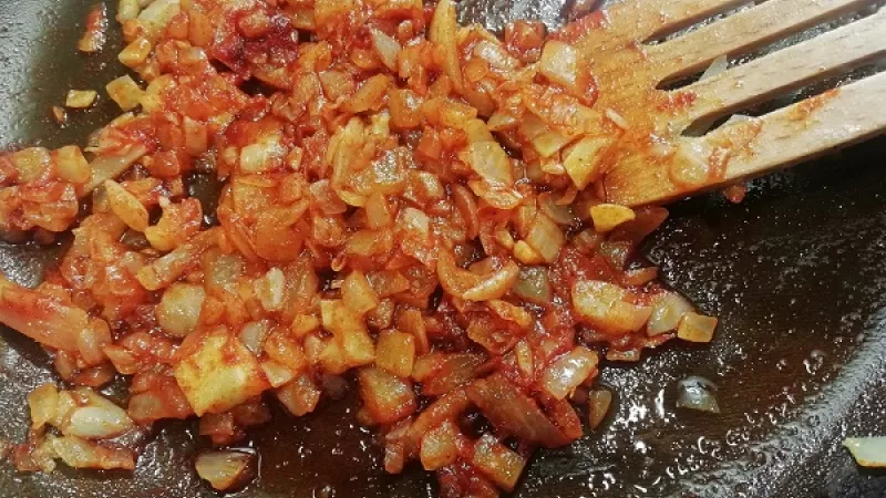 3. Na miernom stupni ho varíme do mäkka. Cibuľu očistíme, nakrájame nadrobno, cesnak očistíme a roztlačíme. Na masle (oleji) orestujeme cibuľu do sklovita, pridáme aj cesnak.