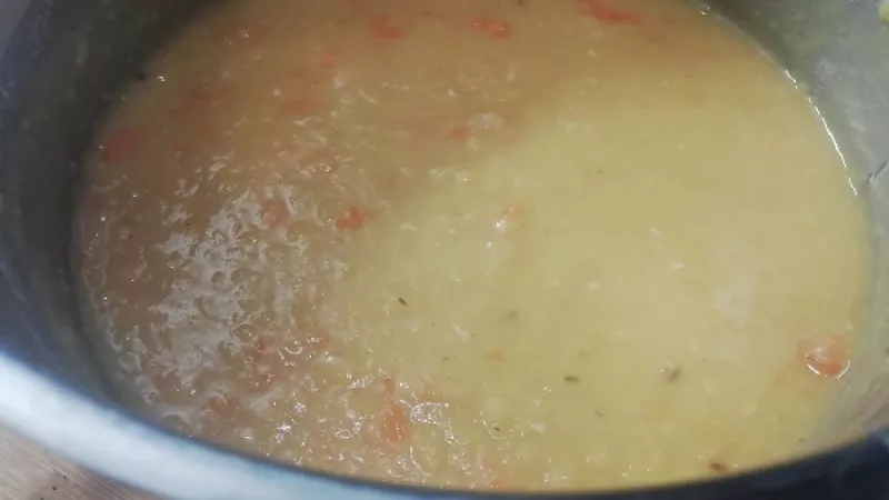 4. Cesnak pekne zavonia. Nakoniec primiešame červenú papriku. Zápražku pridáme do prívarku. Ak je potrebné, prívarok zriedime horúcou vodou, dosolíme, pridáme sušený majorán.