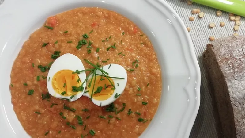 5. Hrachový prívarok ešte prevaríme. Prívarok môžeme rozmixovať na kašu alebo ho podávame bez rozmixovania. Prívarok tak bude mať aj štruktúru. Dozdobíme čerstvými bylinkami.