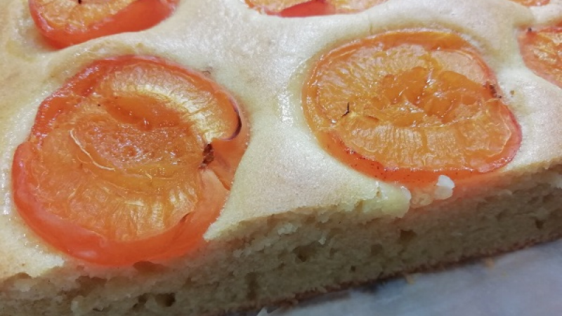 8. Našu hrnčekovú bublaninu s marhuľami ďalej pečieme cca 20 minút pri teplote 180 oC, podľa potreby. 