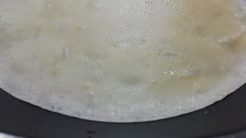 2. Keďže sme do cesta pridali tuk, na pečenie palaciniek ho nebudeme takmer vôbec potrebovať. Kvalitnú panvicu potierame iba pierkom, tenkou vrstvou oleja. Na rozohriatu panvicu nalejeme naberačkou cesto, nie príliš mnoho.
