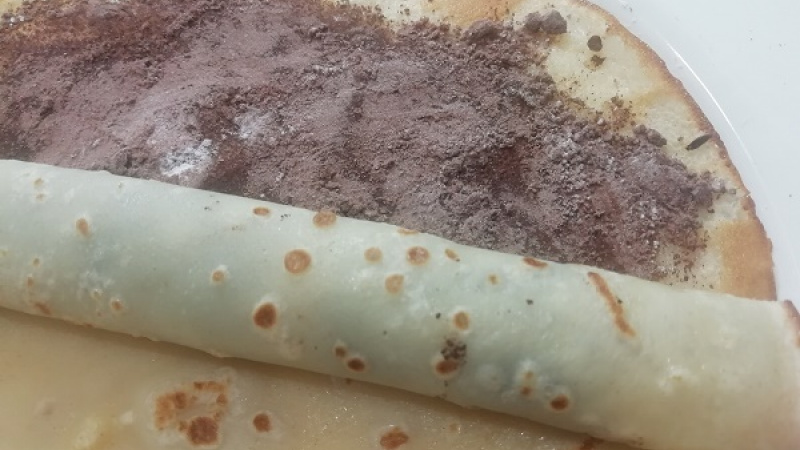 4. Hotové palacinky plníme džemom, nutellou, grankom, zmiešaným kakaom, ochuteným tvarohom. Môžeme ich zvinúť, zložiť do trojuholníka. K palacinkám môžeme pridať kôpku zmrzliny, šľahačky, bieleho jogurtu. Hotová dobrota.