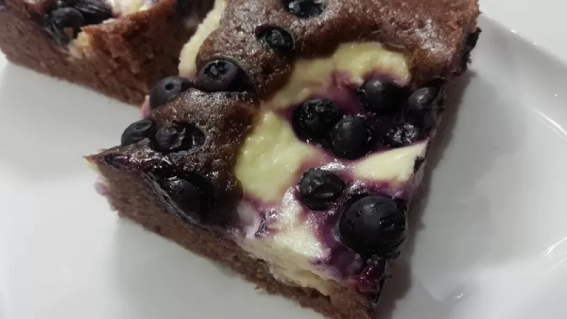 Najlepší hrnčekový koláč s tvarohom a ovocím, top recept..