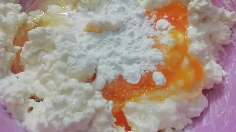 1. Najprv si pripravíme tvarohovú zmes. K jemnému tvarohu (ja som zvolila 250 g jemného a 250 g jemného hrudkovitého tvarohu), primiešame vajce, cukor, Zlatý klas (vanilkový puding) a soľ. 