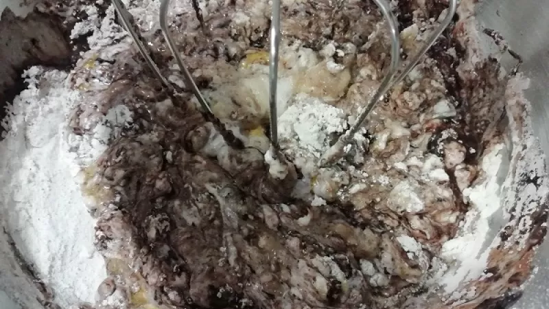 2. Do misky pridáme preosiatu hladkú špaldovú múku (môžeme aj klasickú hladkú múku), kryštálový a vanilínový cukor, mlieko (môžeme zvoliť aj mlieko kyslé), olej, vajcia, prášok do pečiva a kakao.