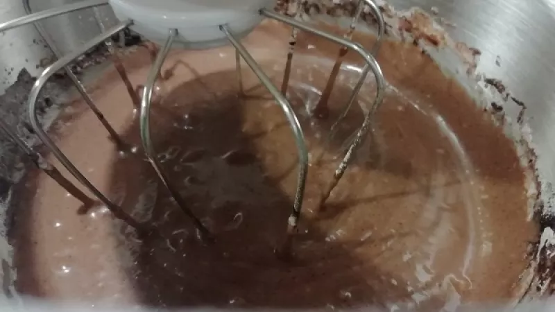3. V robote, mixérom, ale aj ručne vareškou vymiešame vláčne kakaové cesto. Ak chceme bezlepkový koláčik, použijeme bezlepkovú múku. Keď kakao nemôžeme, môžeme ho pokojne aj vynechať. 