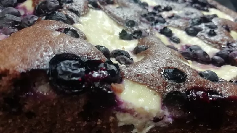 7. Hotový koláč môžeme pofŕkať roztopenou čokoládou. Hrnčekový koláčik tak bude ešte chutnejší a čokoládovejší. Aj keď je tento koláč jednoduchý a rýchly, jeho chuť vás veľmi milo prekvapí. 