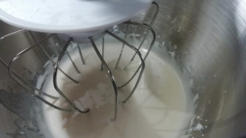 2. K vaječnej pene prilejeme aj kyslé mlieko (acidko), prešľaháme.
