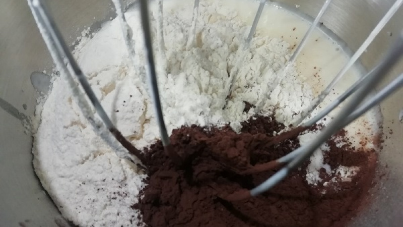 4. Potom pridáme múku zmiešanú so sódou bikarbónou, kakaom.